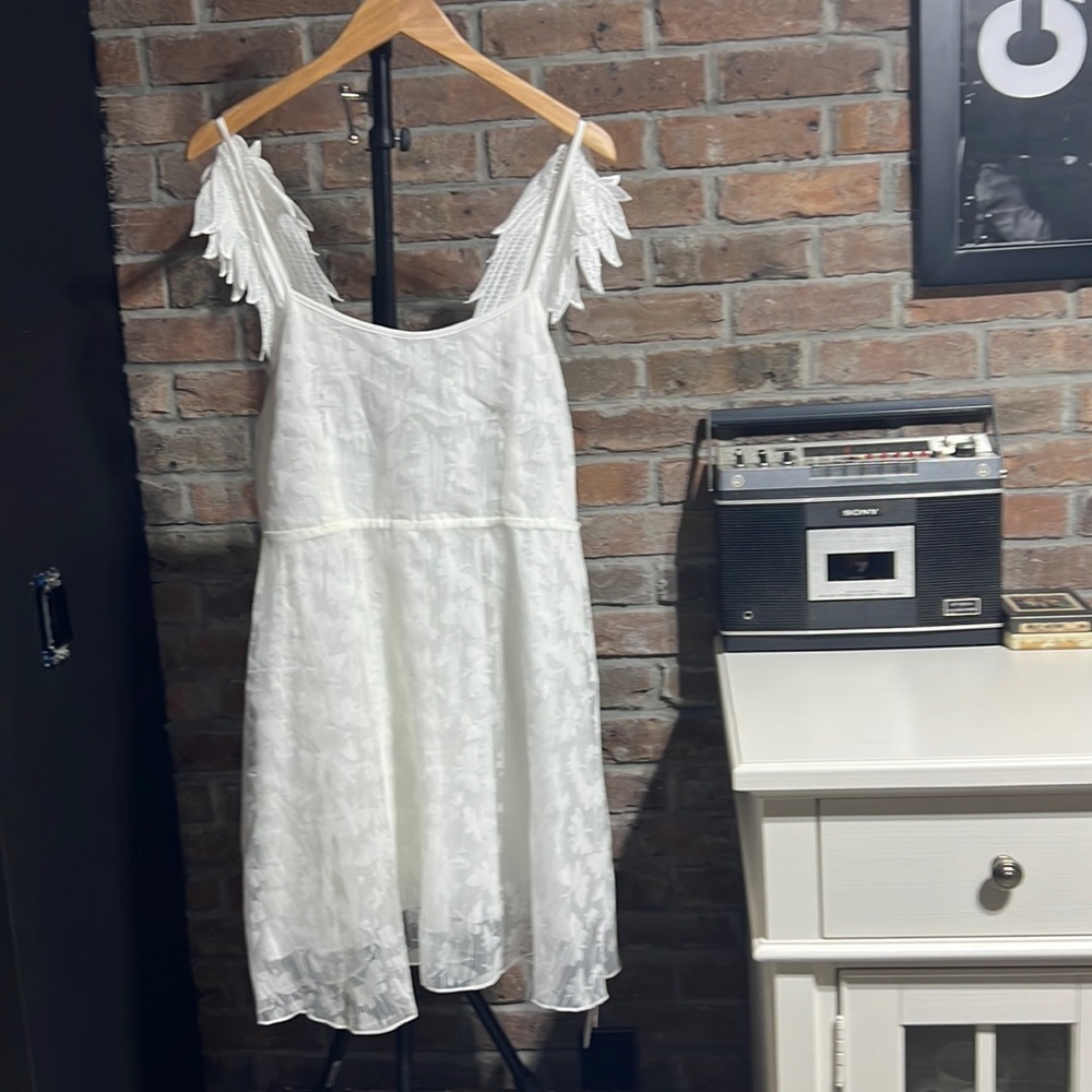 Gorgeous ROMWE white dress with beautiful“angel wings“ stripes - Picture 2 of 16